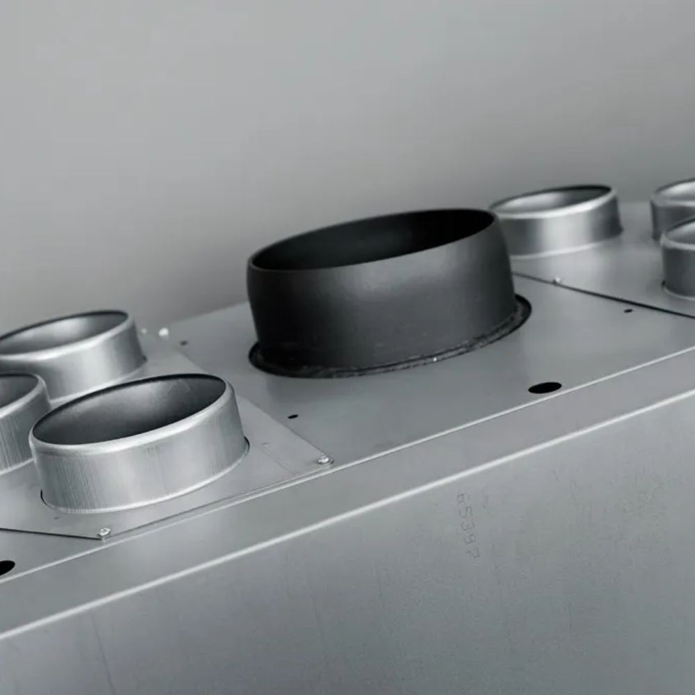 Lareira a lenha UNIFLAM 860 EVO PBS com condutas de ar e alimentação de ar, lado direito, 15 kW | Lareiras modernas | Lareiras |